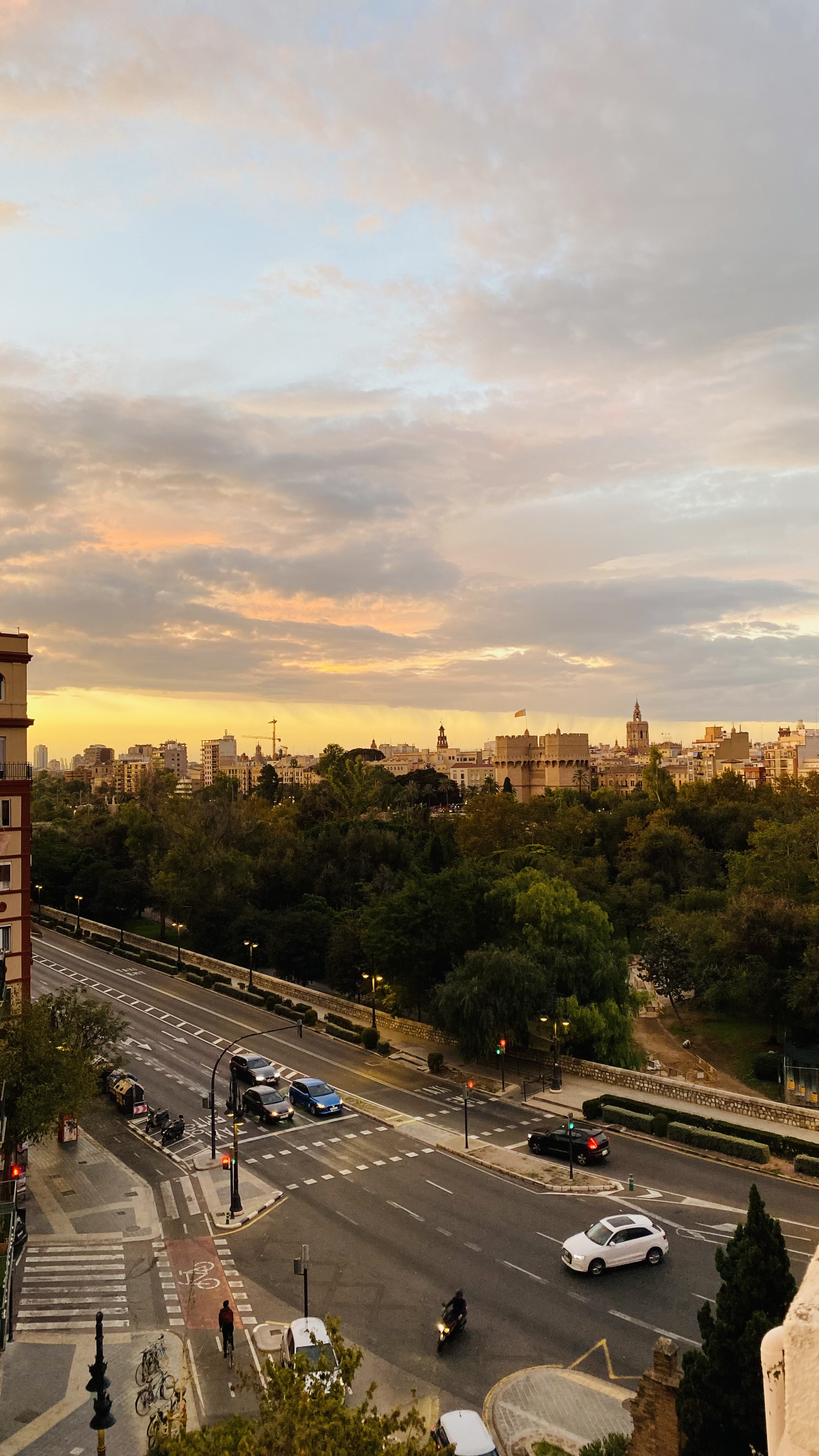 Vista desde la terraza de Ca Iconic hacia las Torres de Serranos y el Jardín del Turia